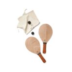 Vinga Colos igra tenisa na pijesku