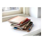 Bilježnica s kemijskom olovkom uvezana žicom. Stella